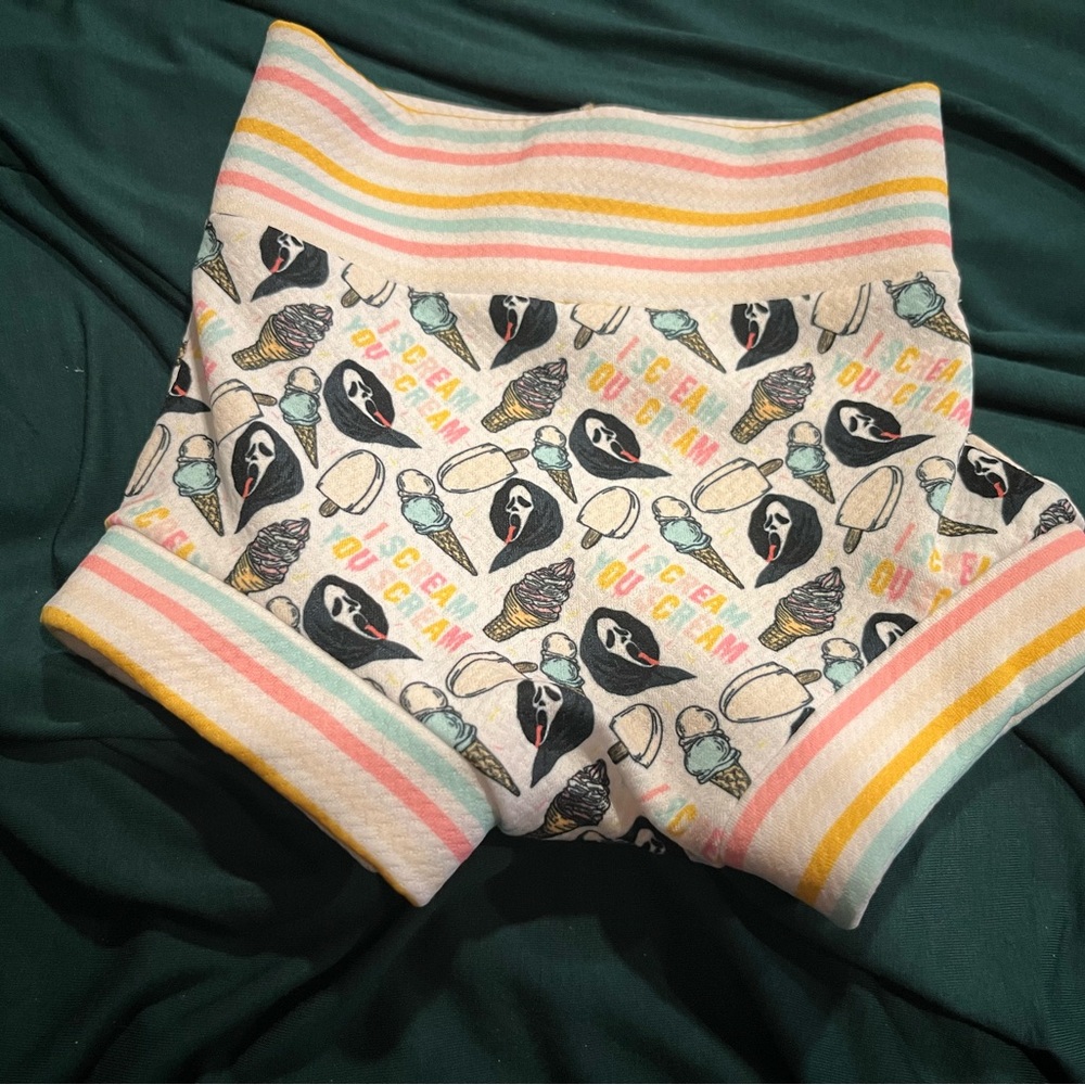 B 17   Small Shop “I SCREAM, You SCREAM” Ghost Face bummies